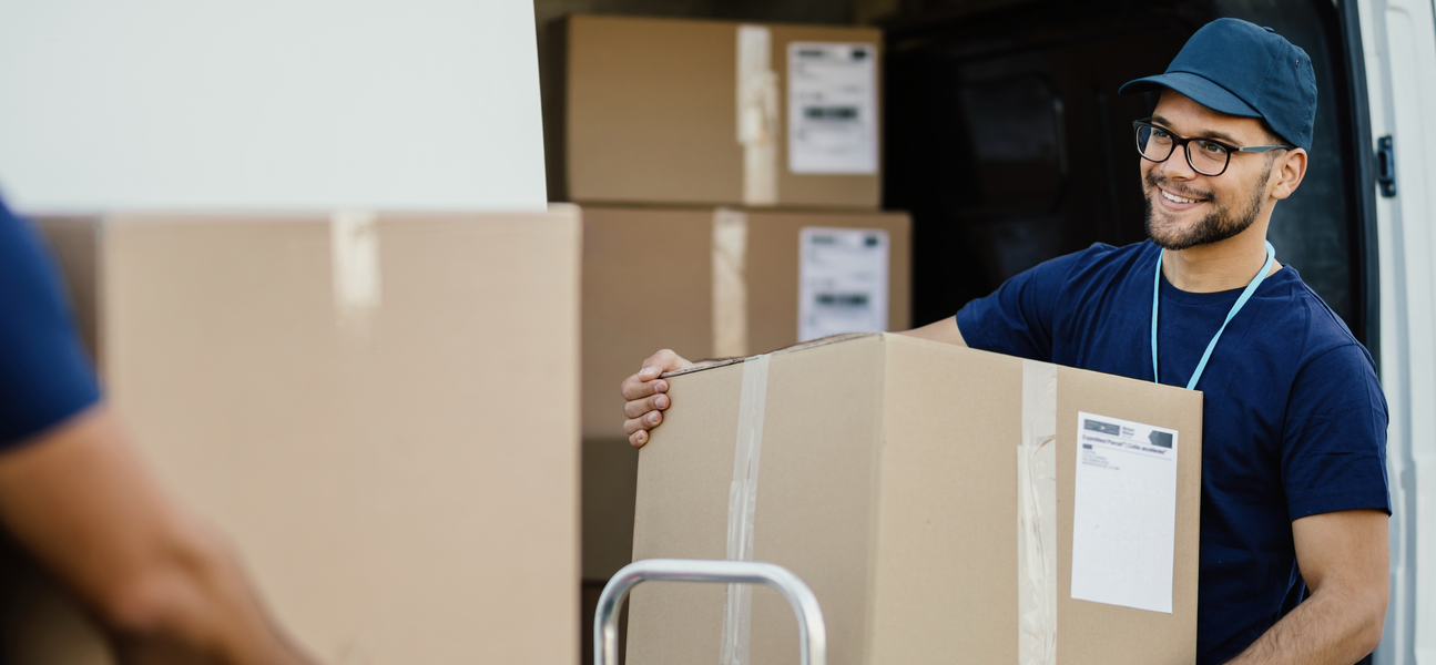 Lagerregale mit Paketen für den internationalen E-Commerce Versand