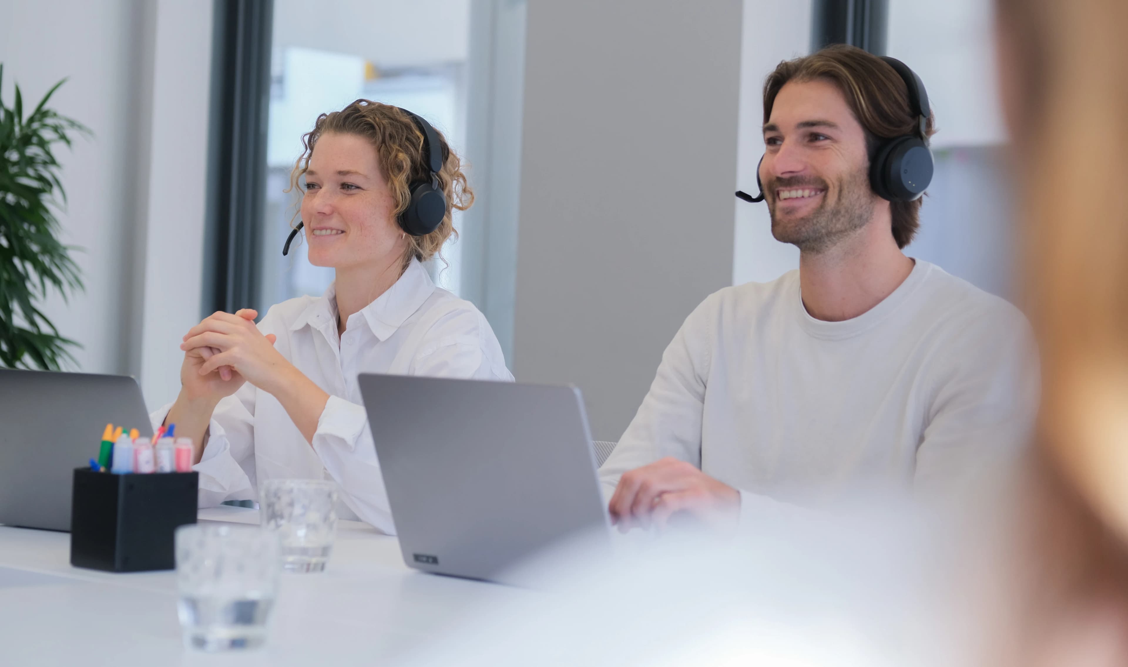 Declarium Support-Team bei der Zusammenarbeit im Büro